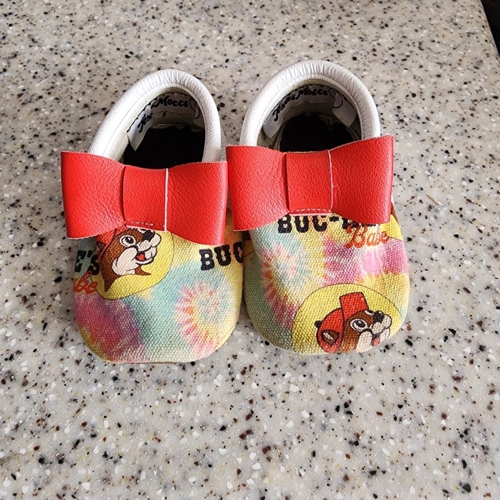 Buc-ee's Tie Dye Kids Moccasins with Red Bow Size Toddler 4